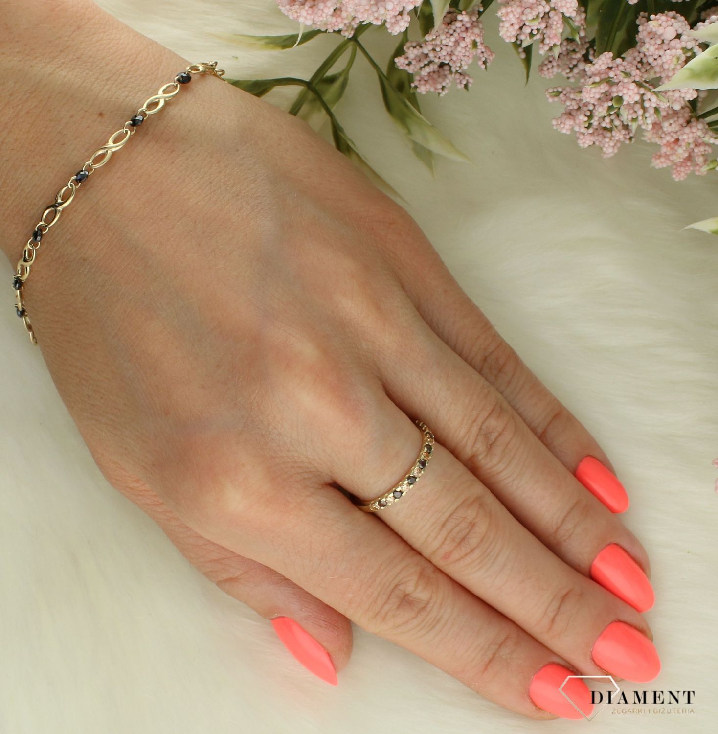 Złoty pierścionek damski. Pierścionek złoty damski o modnym wzorze. Złoty damski pierścionek próby 375. Pierścionek złoty dla kobiety na prezent (1).jpg